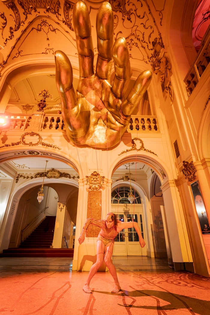 In der ersten Hälfte wird das Foyer bespielt. Das Publikum wandert von Station zu Station.