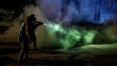 Mehrere Nebelgranaten wurden unter das Auto der Familie gefeuert. Beim Vater und seinen Kindern ...