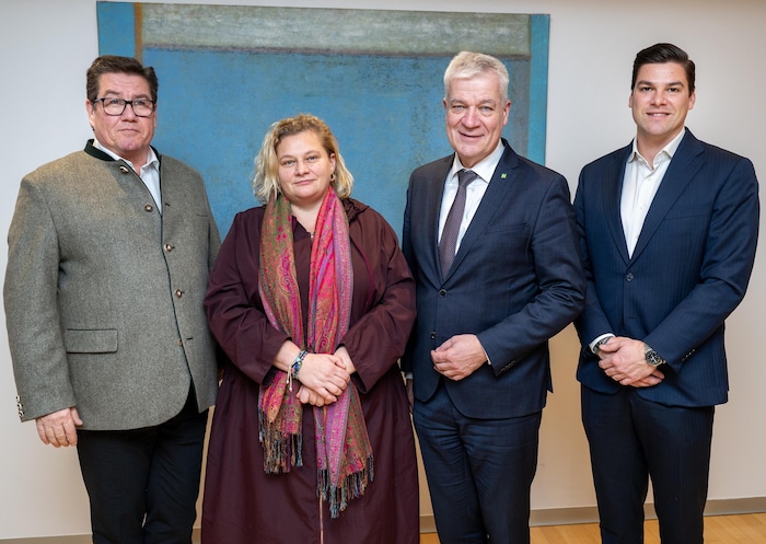 Gespräche um Klinikneubau: Die Geschäftsführer Hermann (links) und Oliver Hofmeister (rechts) ...