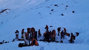 Bergretter beim Lawinen-Einsatz am Finsterkogel im Großarltal.