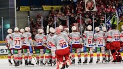 Die KAC-Cracks feiern mit den mitgereisten Fans den Play-off-Einzug.