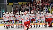 Die KAC-Cracks feiern mit den mitgereisten Fans den Play-off-Einzug.