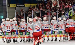 Die KAC-Cracks feiern mit den mitgereisten Fans den Play-off-Einzug.