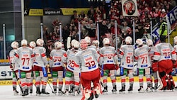 Die KAC-Cracks feiern mit den mitgereisten Fans den Play-off-Einzug.