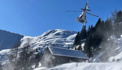 Ein Hubschrauber flog die Polizisten zum Unglücksort
