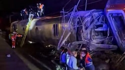 Viele Fahrgäste mussten durch die eingeschlagenen Fenster der Wracks steigen.