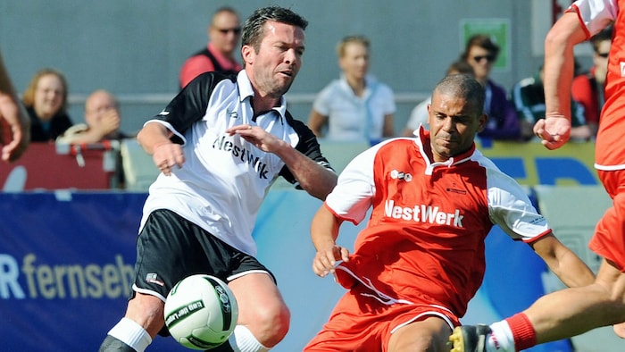 Michél Dinzey (re.) bei einem Benefizspiel 2010 im Zweikampf mit Lothar Matthäus.
