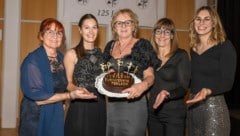 Ballorganisatorin Susanne Appé, Lisa Mack, FTV-Obfrau Christine Fritz, Birgit Mack und Katharina ...