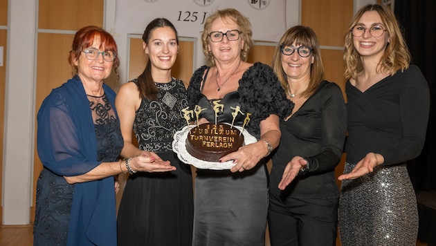 Ballorganisatorin Susanne Appé, Lisa Mack, FTV-Obfrau Christine Fritz, Birgit Mack und Katharina ...