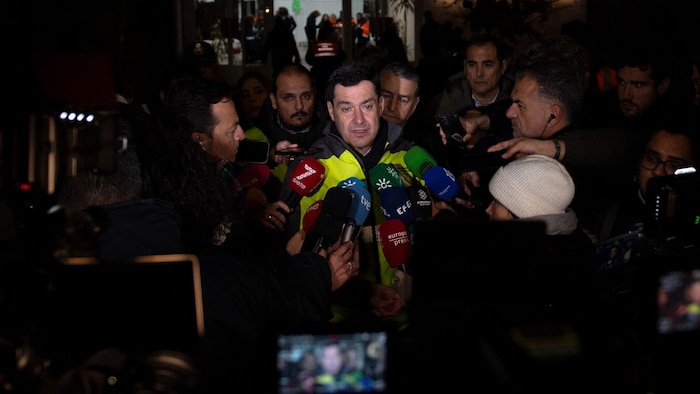 Regionalpräsident Juanma Moreno war von dem Drama sichtlich mitgenommen.