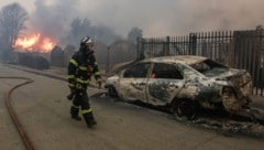 Tausende Feuerwehrleute versuchen, das Feuer zu bekämpfen.