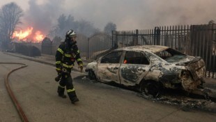 Tausende Feuerwehrleute versuchen, das Feuer zu bekämpfen.
