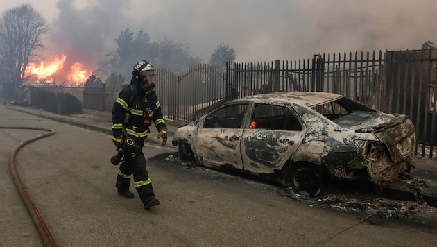 Tausende Feuerwehrleute versuchen, das Feuer zu bekämpfen.