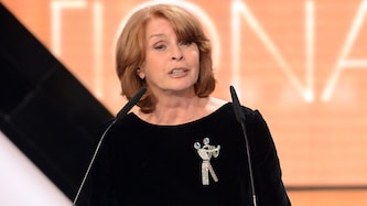 Schauspielerin Senta Berger geht es nach ihrem schweren Sturz langsam wieder besser.
