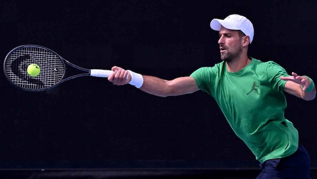 Novak Djokovic legt los.