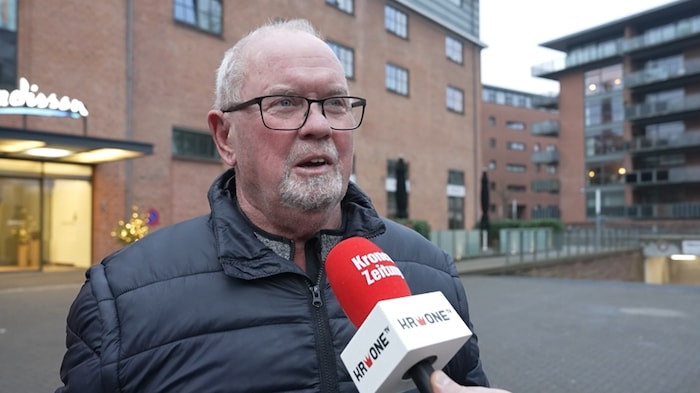 Ein Passant wird im krone.tv-Interview klar: „Trump sollte mal wieder sein Hirn benutzen“.