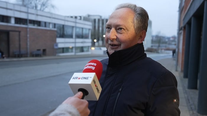 „Ja, wir haben Angst, weil wir uns nicht gegen die USA behaupten können“, erzählt dieser Herr in ...