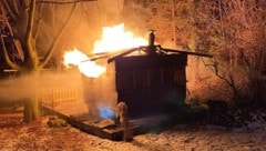 Als die Feuerwehr eintraf, stand die Hütte bereits in Vollbrand.
