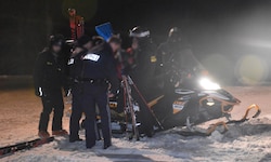 Die Einsatzkräfte bei der Bergung der Leiche.