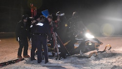 Die Einsatzkräfte bei der Bergung der Leiche.