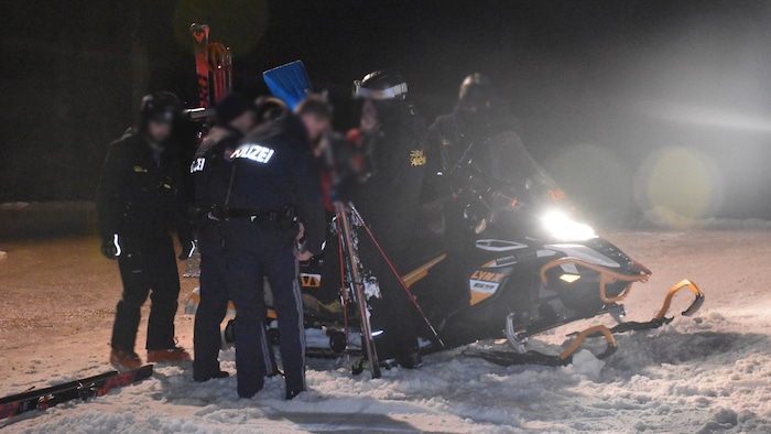 Die Einsatzkräfte bei der Bergung der Leiche.