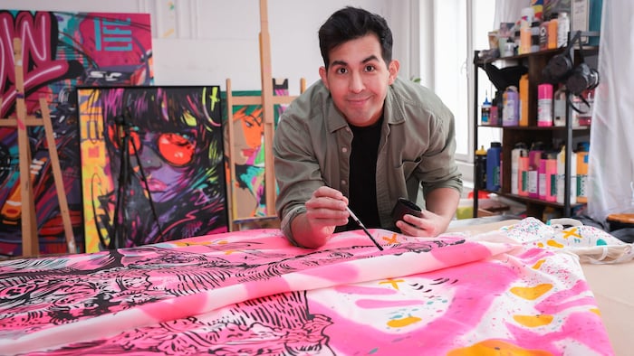 Künstler Luis Morales setzte bei der Arbeit auf Details.