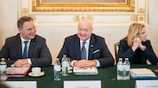 Sparen ja, aber bitte nicht bei uns. Kritik kommt jedoch von den NEOS.