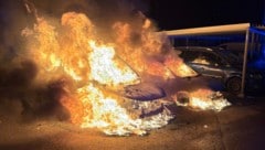 Lichterloh brannten die beiden Fahrzeuge. Die Ursache ist noch ein Rätsel.