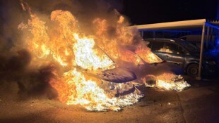 Lichterloh brannten die beiden Fahrzeuge. Die Ursache ist noch ein Rätsel.