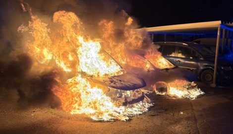 Lichterloh brannten die beiden Fahrzeuge. Die Ursache ist noch ein Rätsel.