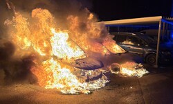 Lichterloh brannten die beiden Fahrzeuge. Die Ursache ist noch ein Rätsel.