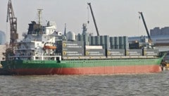 Dieser chinesische Frachter verbirgt in seinen Containern ein beachtliches Raketenarsenal.