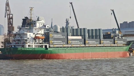 Dieser chinesische Frachter verbirgt in seinen Containern ein beachtliches Raketenarsenal.