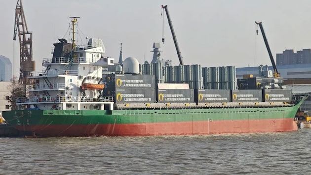 Dieser chinesische Frachter verbirgt in seinen Containern ein beachtliches Raketenarsenal.