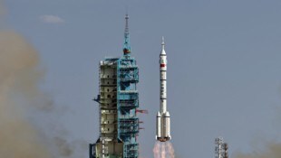 „Shenzhou 20“ beim Start im April 2025