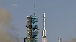 „Shenzhou 20“ beim Start im April 2025