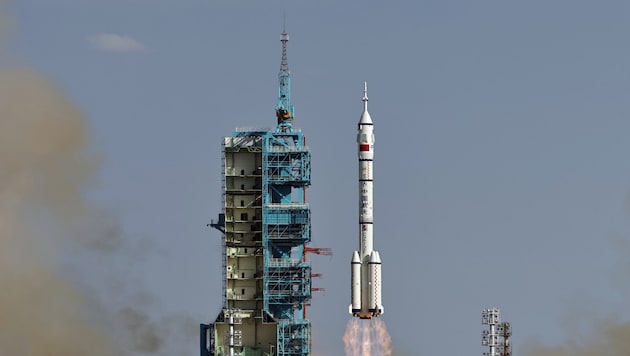 „Shenzhou 20“ beim Start im April 2025