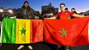 Ajoub (r.) und ein Fan des Senegal in der Fanzone von Rabat.