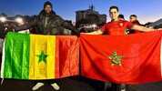 Ajoub (r.) und ein Fan des Senegal in der Fanzone von Rabat.