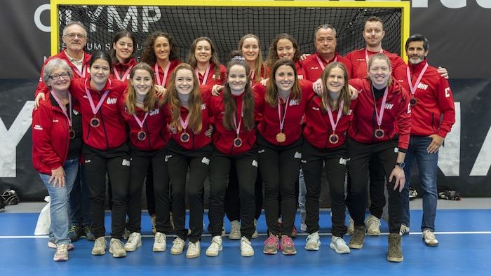 Die Mannschaft und der Betreuerstab mit ihren Bronzemedaillen.