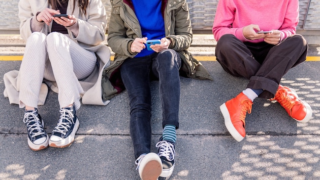 Jugendliche verbringen im Schnitt 31 Minuten weniger pro Tag am Smartphone als noch im Jahr ...