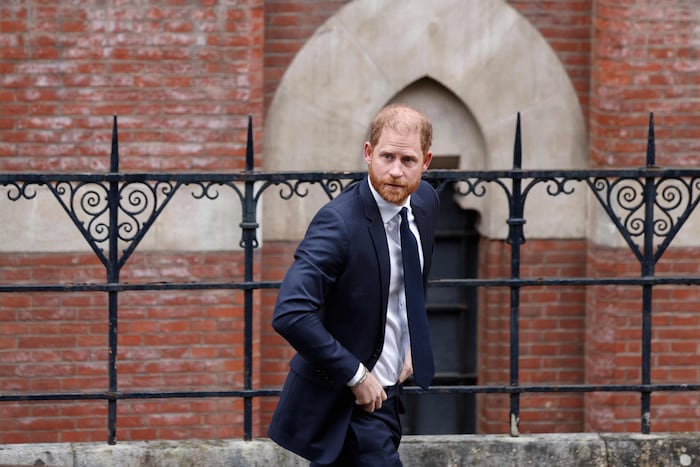 Der Prinz sowie weitere prominente Personen werfen dem Verlag vor, mit unlauteren Mitteln in ...