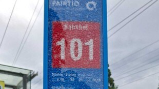 Zerstörte Glasplatten an den Haltestellen. 