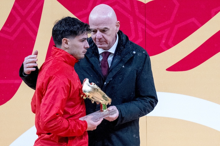 Gianni Infantino mit Marokkos Brahim Diaz