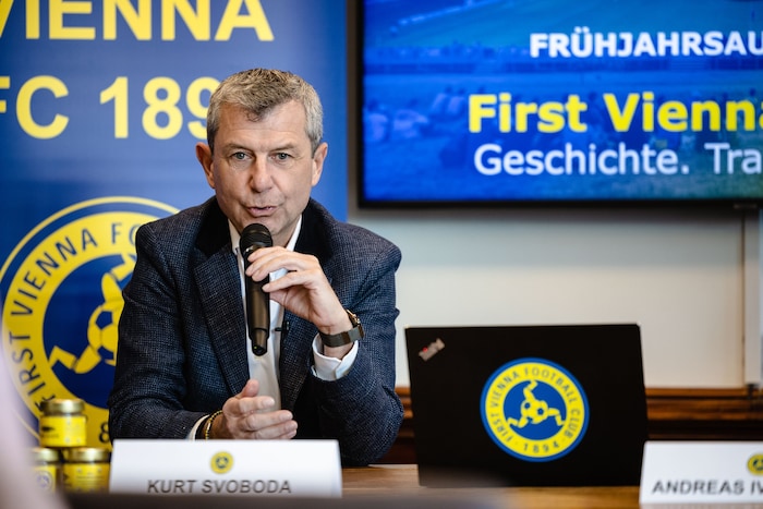 Der 58-Jährige blickt schon Richtung nächster Saison, plant bei Blau-Gelb langfristig.