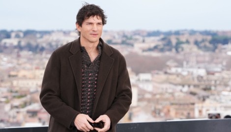 Ashton Kutcher ist heutzutage ein gefragter Star. Als Model wurde er dereinst gefeuert.
