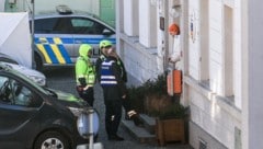 Bei dem Angriff im historischen Rathaus von Chribska gab es auch mehrere Verletzte – zwei ...