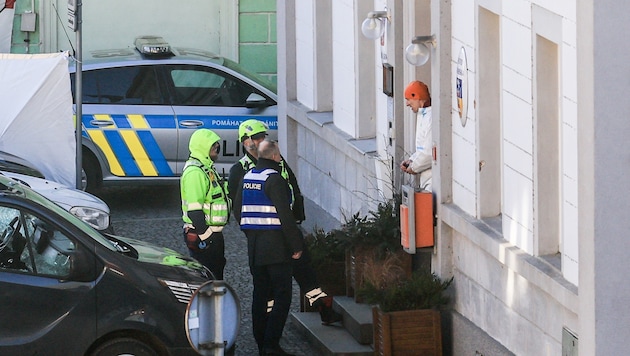 Bei dem Angriff im historischen Rathaus von Chribska gab es auch mehrere Verletzte – zwei ...