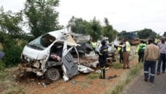 Bilder zeigen den völlig zerstörten Bus nach dem Crash.