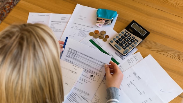 Cents zählen: In vielen Haushalten spitzt sich die finanzielle Situation besonders gegen ...
